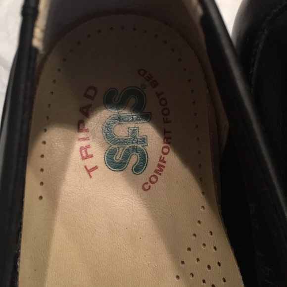 SAS Black 7.5 M Shoe w/ Slight Heel - Picture 5 of 8